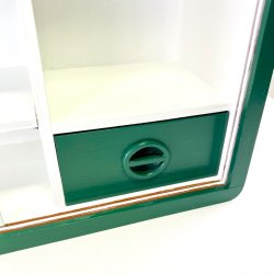 Lille retro skab med skydel�ger i glas 