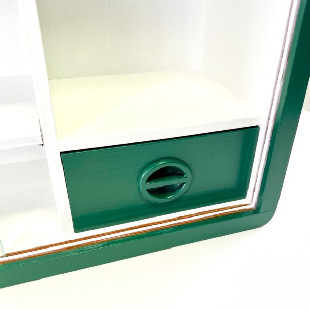 Lille retro skab med skydel�ger i glas 
