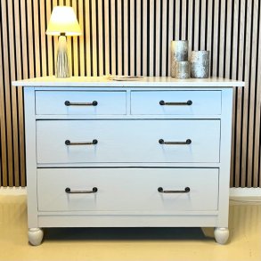 Kommode med marmortop