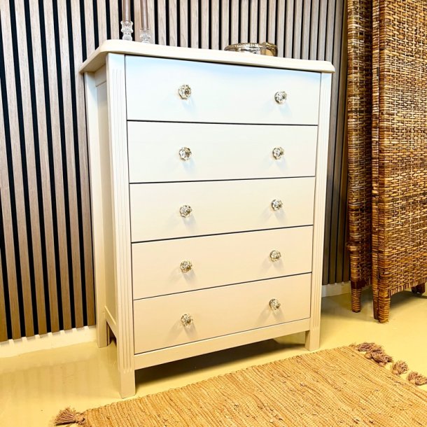 Gl. kommode - sandfarvet, 5 skuffer 