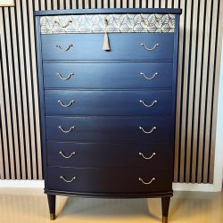Kommode - 7 skuffer, m�rkebl� med guld 