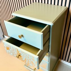 Kommode - smal m/5 skuffer, st�vet g�rn m/guld