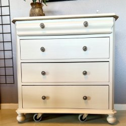 Gl. kommode - sandfarvet, 4 skuffer 