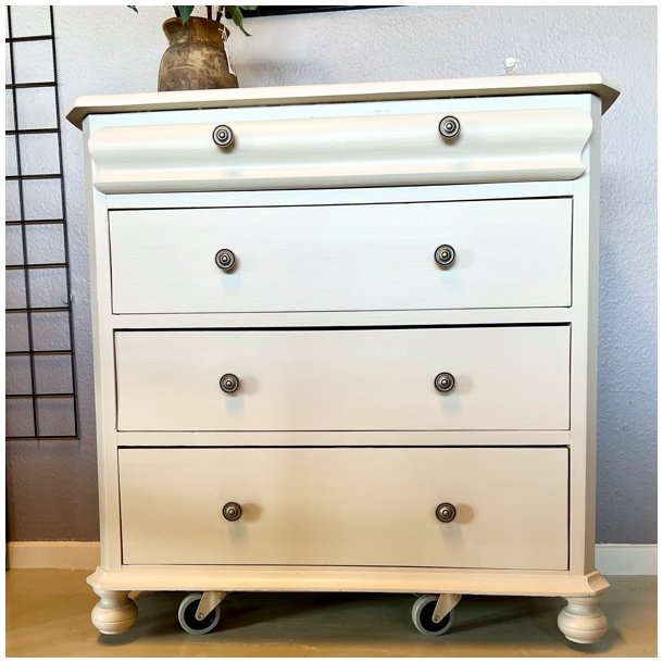 Gl. kommode - sandfarvet, 4 skuffer 