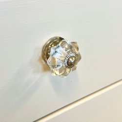 Gl. kommode - sandfarvet, 5 skuffer 