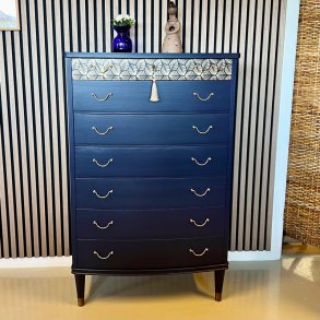 Kommode - 7 skuffer, m�rkebl� med guld 