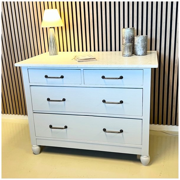 Kommode med marmortop