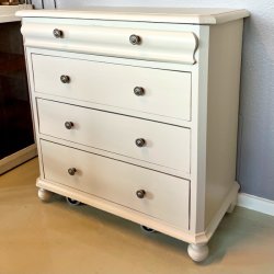Gl. kommode - sandfarvet, 4 skuffer 
