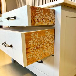 Kommode med marmortop