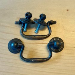 Mbelgreb - patineret messing, hngende skuffegreb (genbrug - 2 stk samlet)