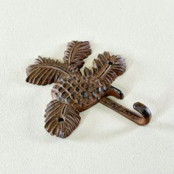 Krog med ananas og palmeblade