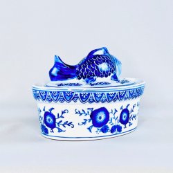 Fisketerrin med fisk p toppen 