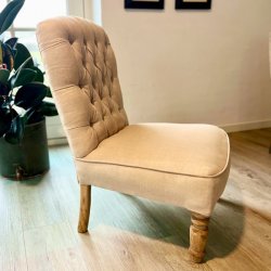 Lav lnestol i hr med fransk skrift