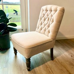 Lav lnestol i hr med fransk skrift