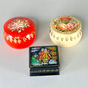 Sm sker i lakeret tr