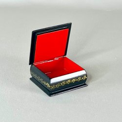 Sm sker i lakeret tr