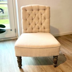 Lav lnestol i hr med fransk skrift