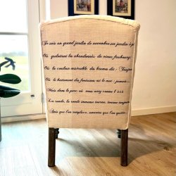 Lav lnestol i hr med fransk skrift