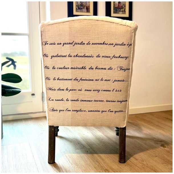 Lav lnestol i hr med fransk skrift