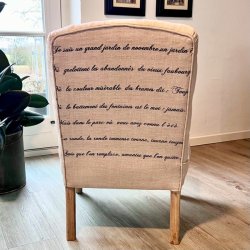 Lav lnestol i hr med fransk skrift