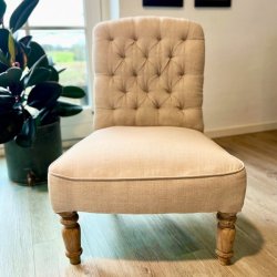 Lav lnestol i hr med fransk skrift