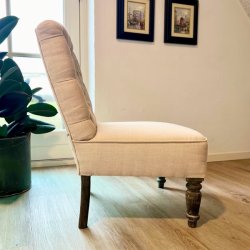 Lav lnestol i hr med fransk skrift