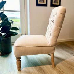 Lav lnestol i hr med fransk skrift