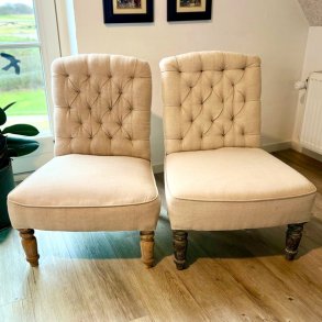 Lav lnestol i hr med fransk skrift