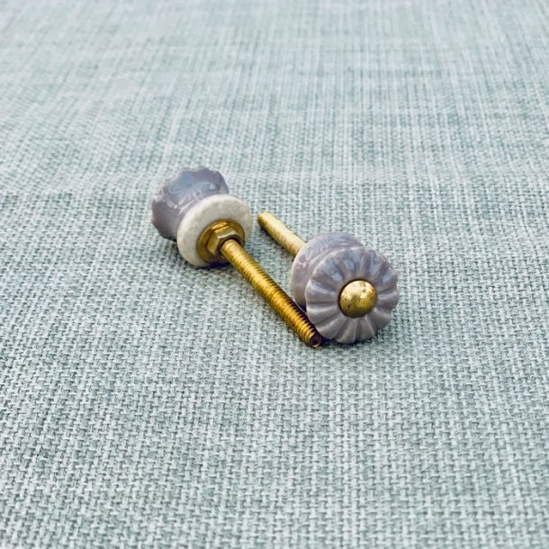 Mbelknop - lille, lysegr m/riller