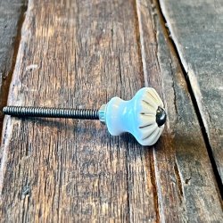 Mbelknop - hvid porceln m/riller og guld stribe