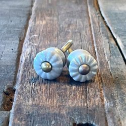 Mbelknop - lille, lysegr m/riller