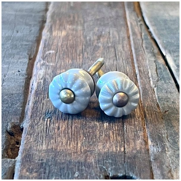 Mbelknop - lille, lysegr m/riller