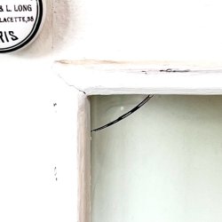 Lille vitrineskab p ben - SOLGT