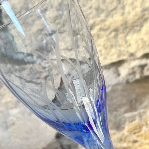 Vinglas - hvidvin, azurbl med ciseleringer