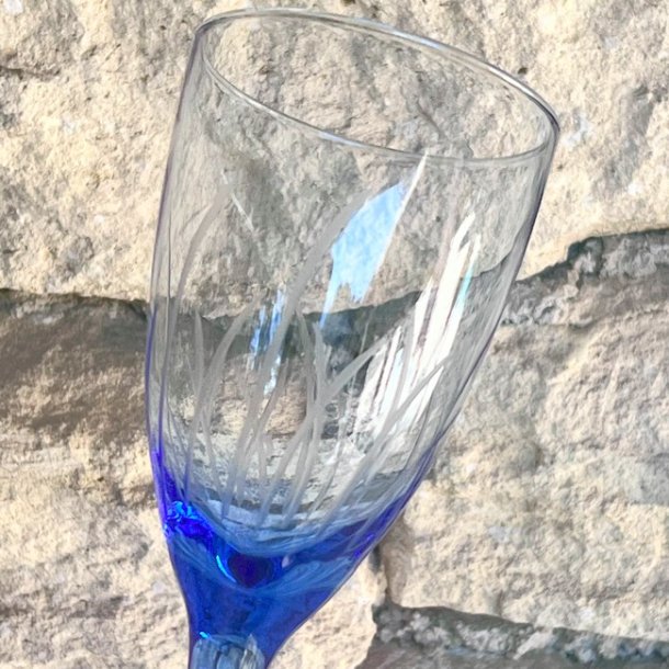 Vinglas - rdvin, azurbl med ciseleringer
