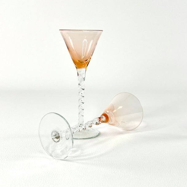 Snapseglas - lyser�d med snoet fod (4 stk samlet)