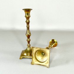 Messing lysestagepar - firkantet fod, patineret