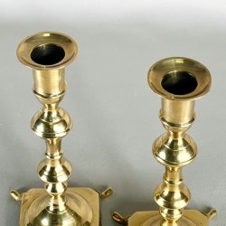 Messing lysestagepar - p fdder, patineret 