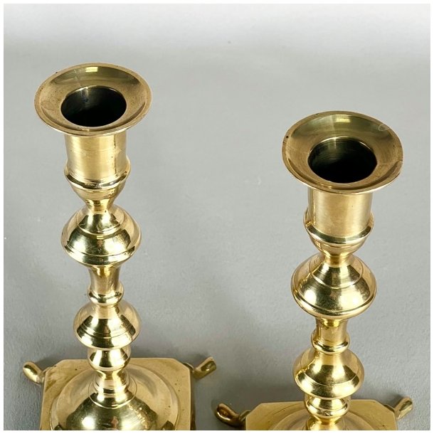 Messing lysestagepar - p fdder, patineret 