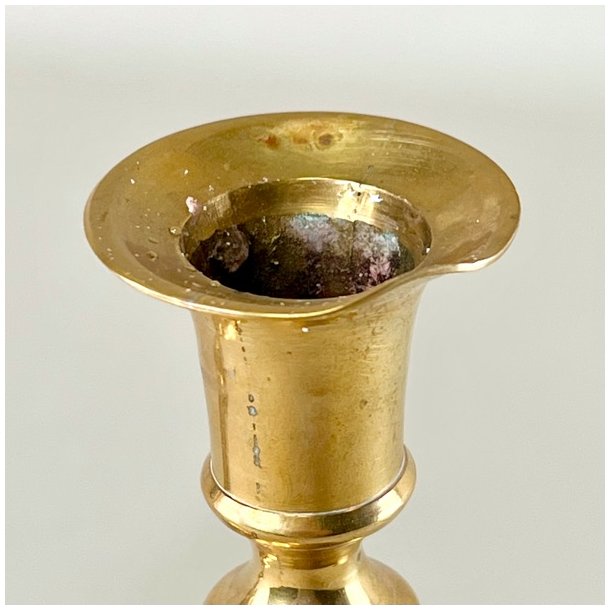 Messing lysestagepar - ottekantet fod, patineret