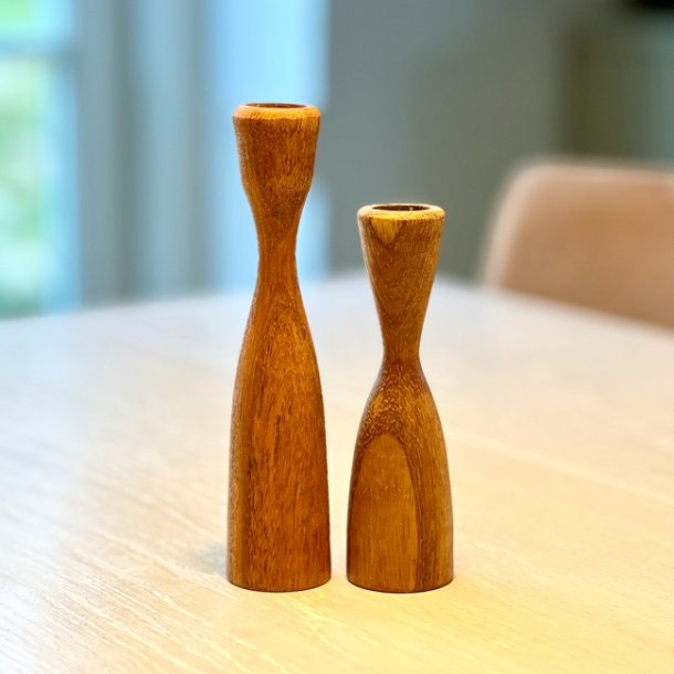 Lysestager (par) i teak tr 