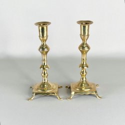 Messing lysestagepar - p fdder, patineret 