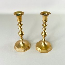 Messing lysestagepar - ottekantet fod, patineret