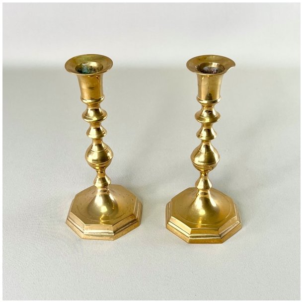 Messing lysestagepar - ottekantet fod, patineret