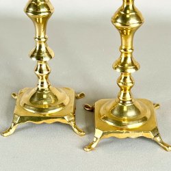 Messing lysestagepar - p fdder, patineret 