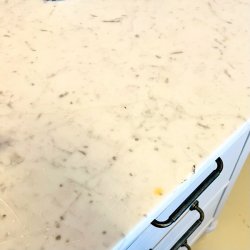 Kommode med marmortop