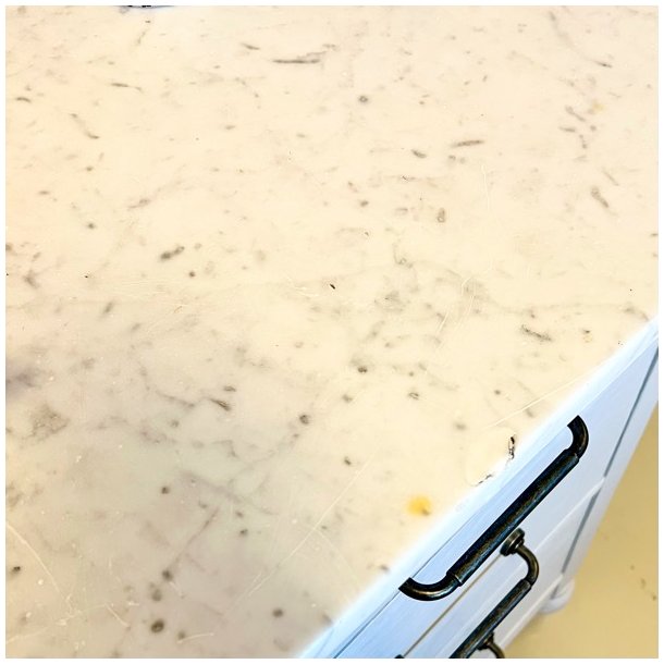 Kommode med marmortop