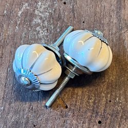 Mbelknop - porceln, rhvid m/slvstribe