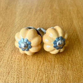 Mbelknop - porceln sennepsgul og slv 