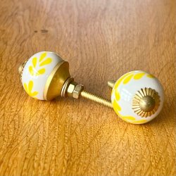 Mbelknop - lille porceln hvid m/gul